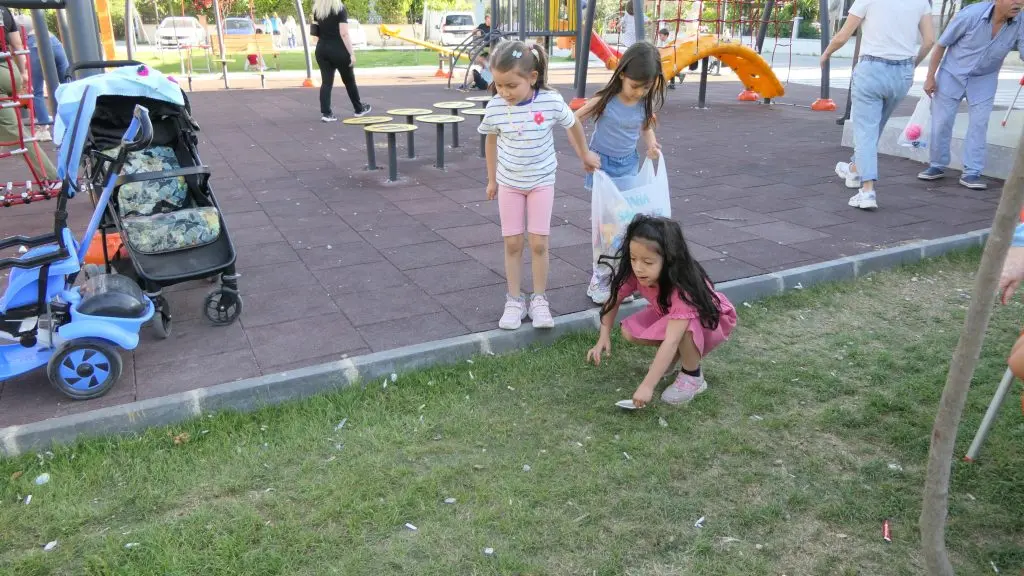 100.yıl parkında minikler büyüklere örnek oldu...