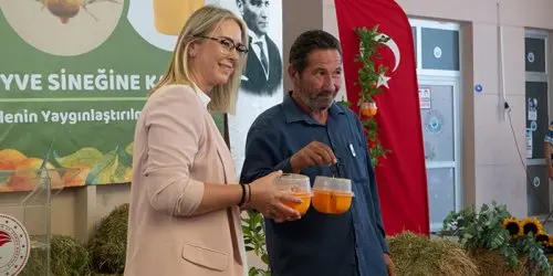 Akdeniz Meyve Sineğine karşı Menderesli üreticiye tuzak dağıtıldı