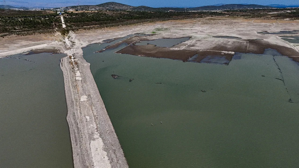 Alaçatı Kutlu Aktaş Barajı tamamen kurudu: Eski İzmir–Çeşme yolu ortaya çıktı