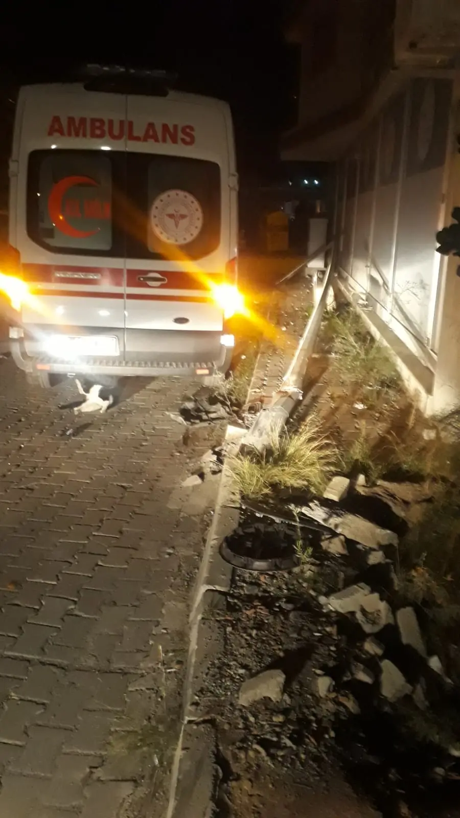 Ambulans elektirik direğine çarptı