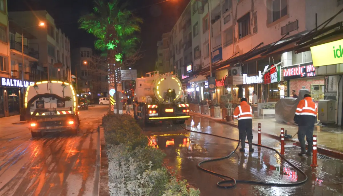 Atatürk Caddesiyle Çeşme Durağı arasında hijyen çalışması