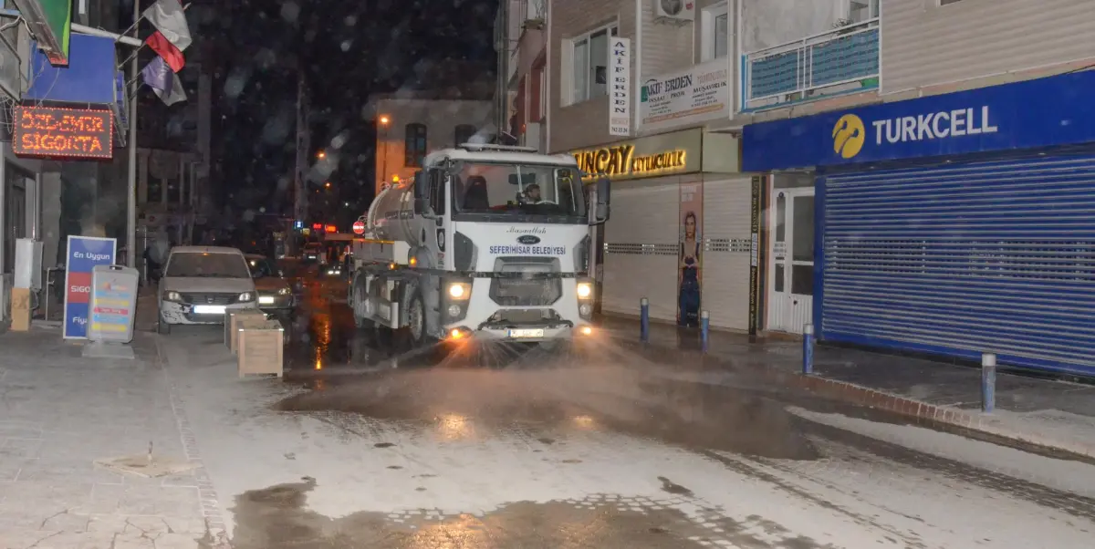 Atatürk Caddesiyle Çeşme Durağı arasında hijyen çalışması