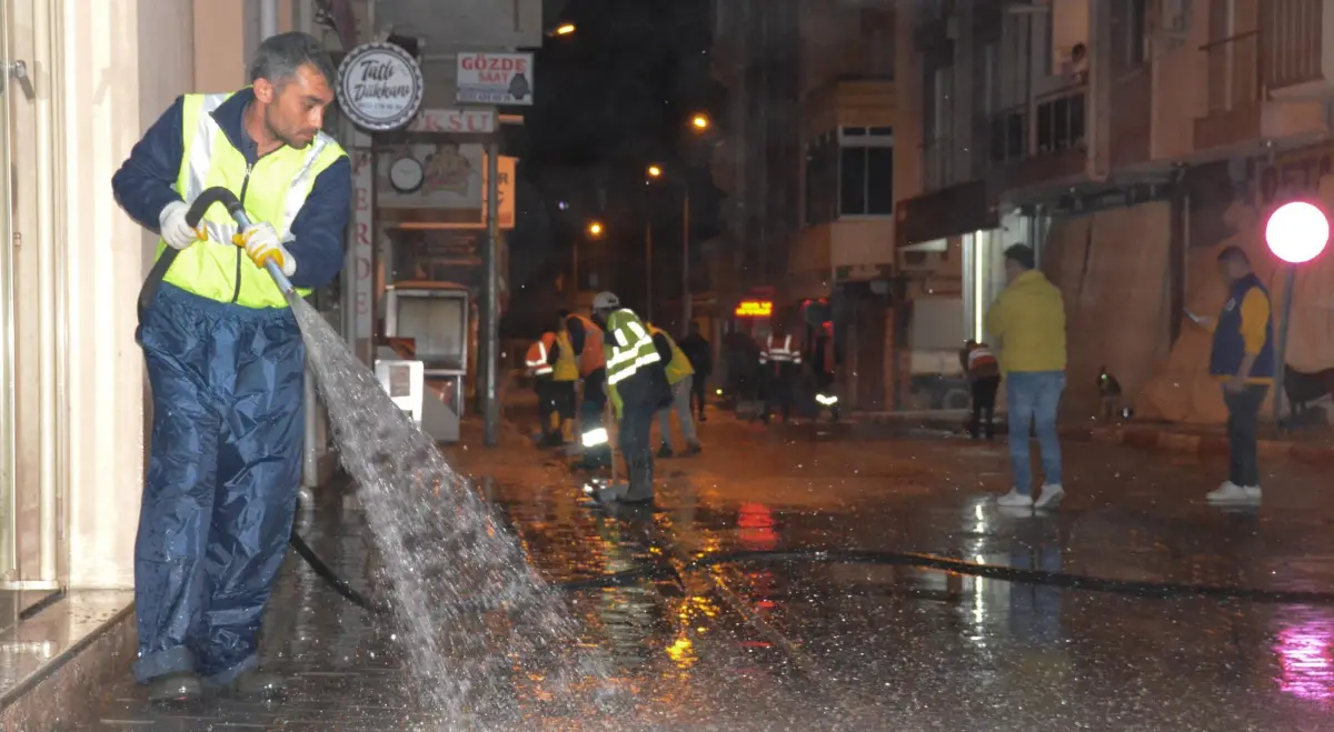 Atatürk Caddesiyle Çeşme Durağı arasında hijyen çalışması