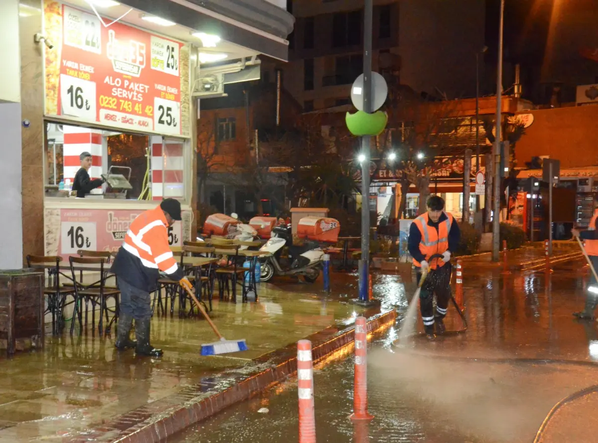 Atatürk Caddesiyle Çeşme Durağı arasında hijyen çalışması