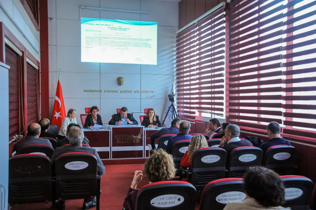 Belediye meclisinde örnek karar: Tatil yok!