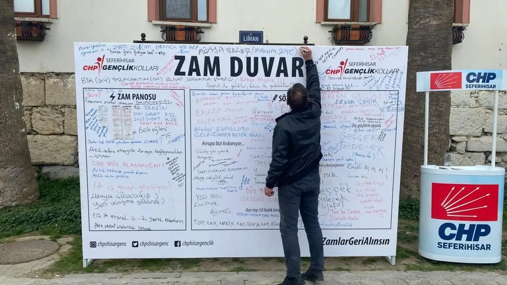CHP Seferihisar’dan ‘zam duvarı’ eylemi