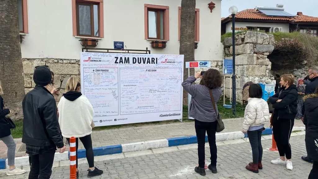 CHP Seferihisar’dan ‘zam duvarı’ eylemi