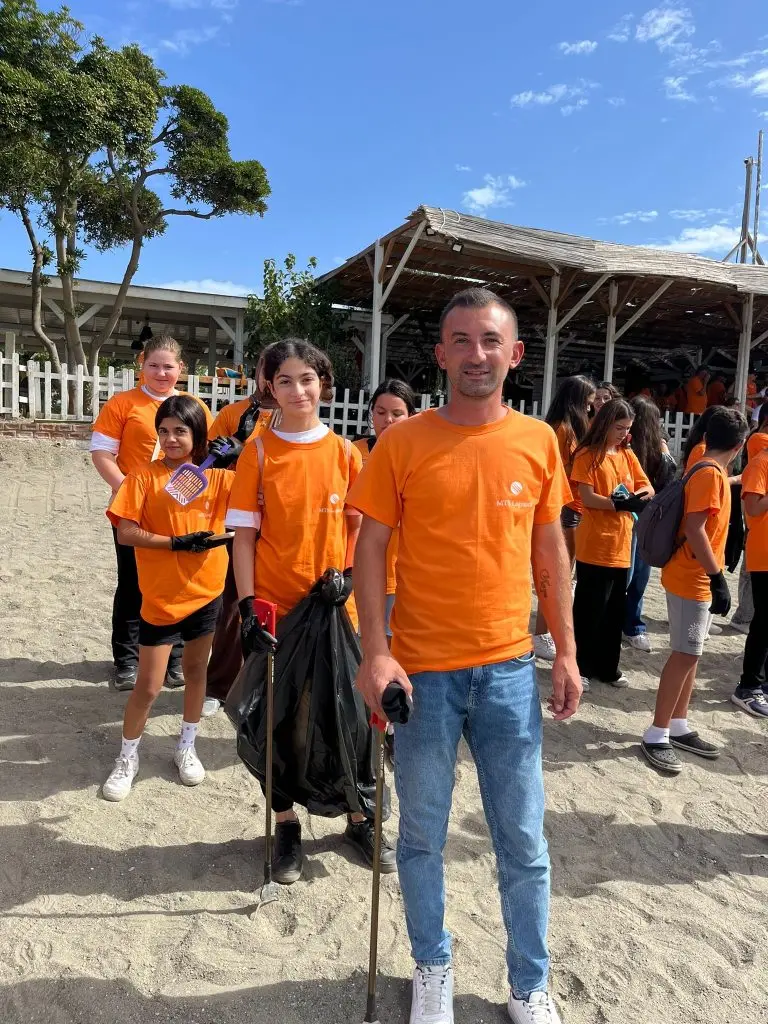 Çocuklardan Akarca Sahilinde çevre dersi