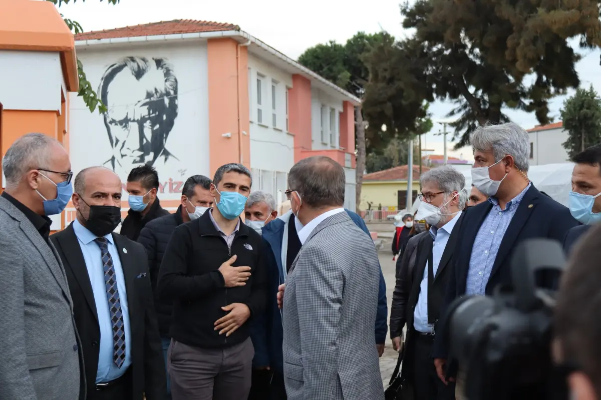 Davutoğlu tsunaminin vurduğu Sığacık’ı ziyaret etti