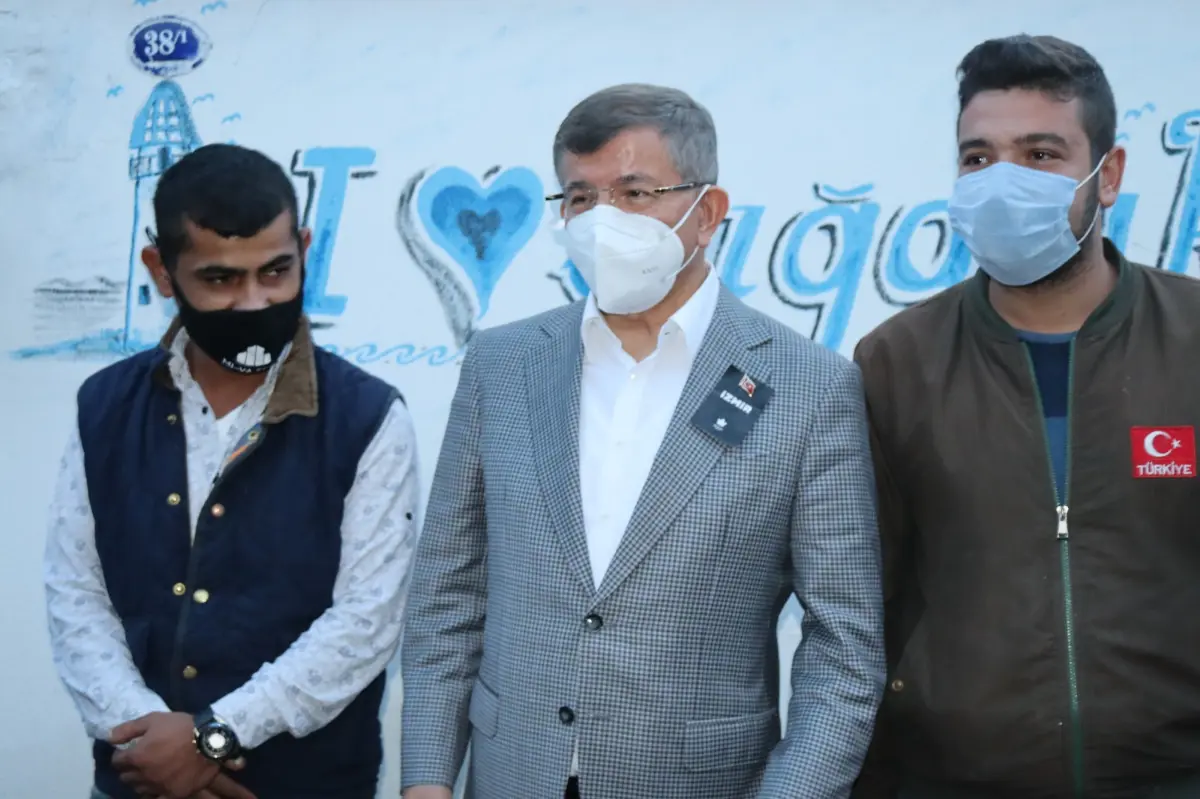 Davutoğlu tsunaminin vurduğu Sığacık’ı ziyaret etti