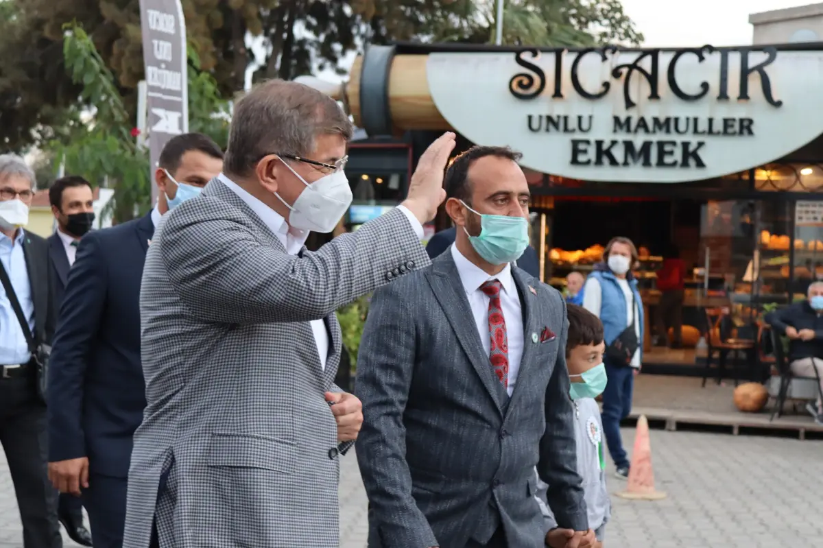 Davutoğlu tsunaminin vurduğu Sığacık’ı ziyaret etti