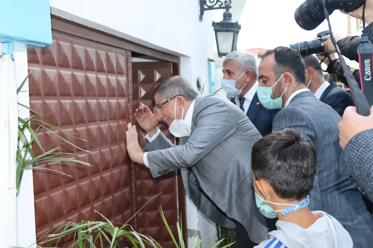 Davutoğlu tsunaminin vurduğu Sığacık’ı ziyaret etti