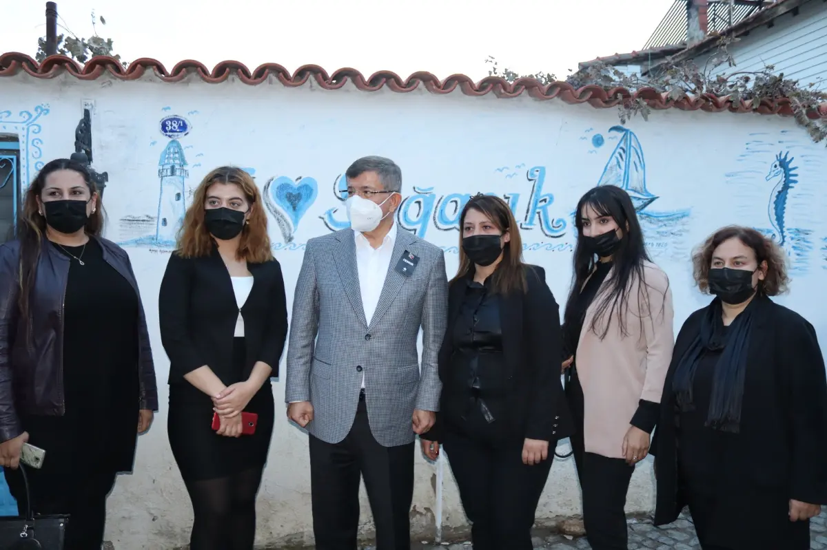 Davutoğlu tsunaminin vurduğu Sığacık’ı ziyaret etti