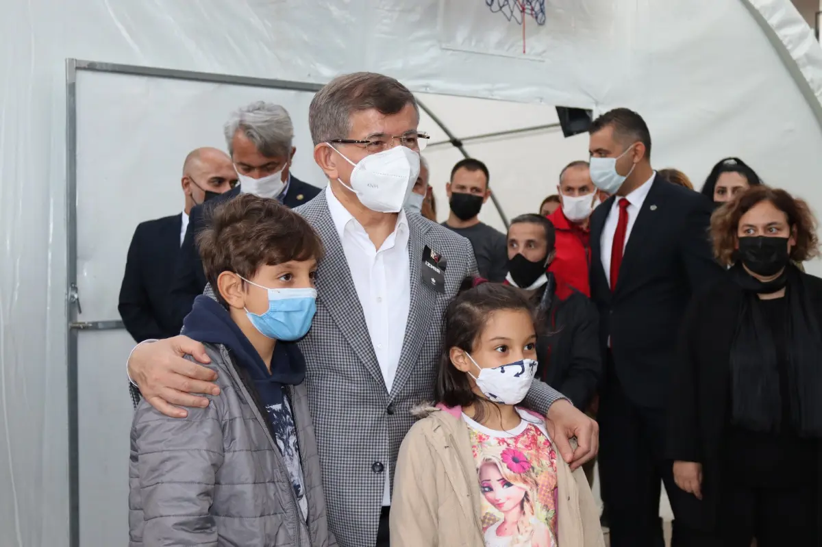 Davutoğlu tsunaminin vurduğu Sığacık’ı ziyaret etti