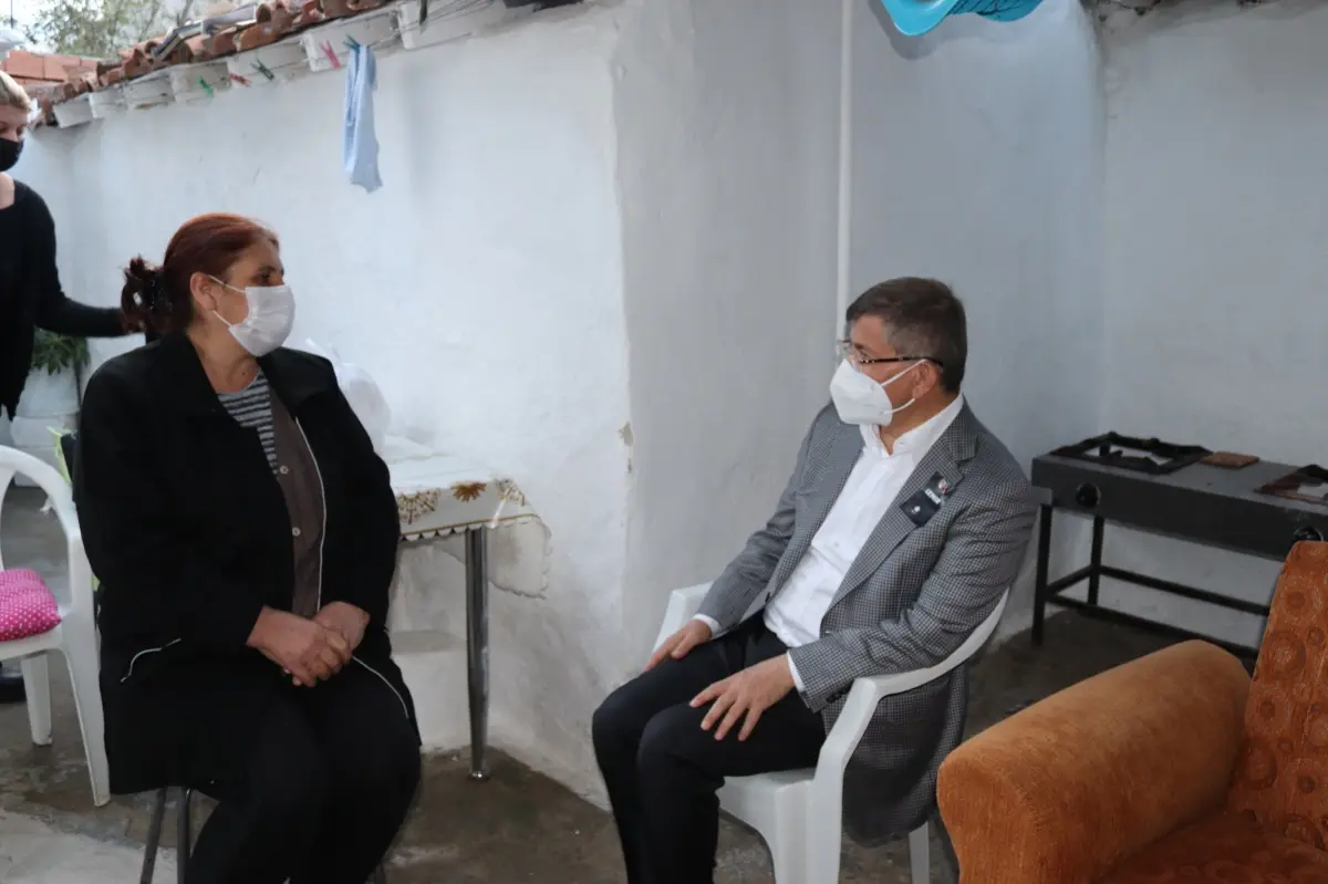 Davutoğlu tsunaminin vurduğu Sığacık’ı ziyaret etti