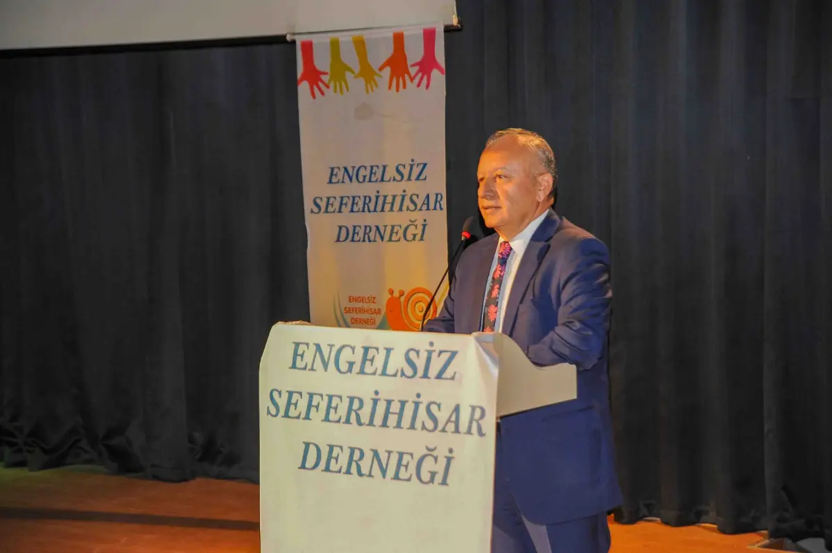 Engelsiz Seferihisar Derneği resim sergisi düzenledi
