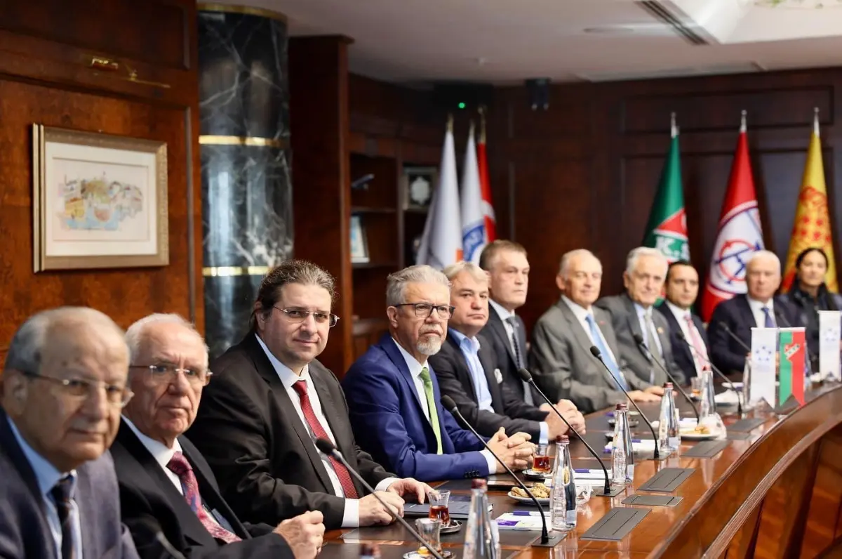 İzmir kulüplerinden örnek duruş