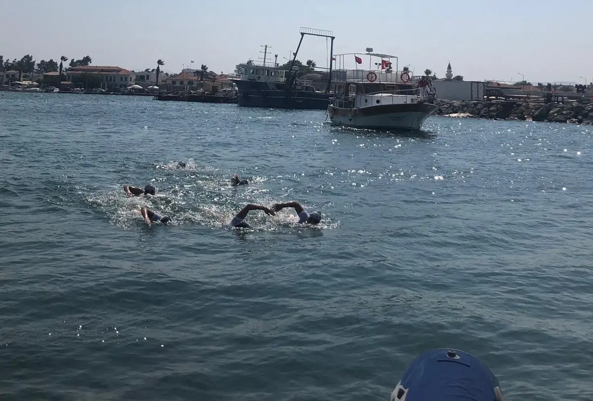 Erkek şiddetine dur demek için Çeşme’den Seferihisar’a kadar yüzdüler