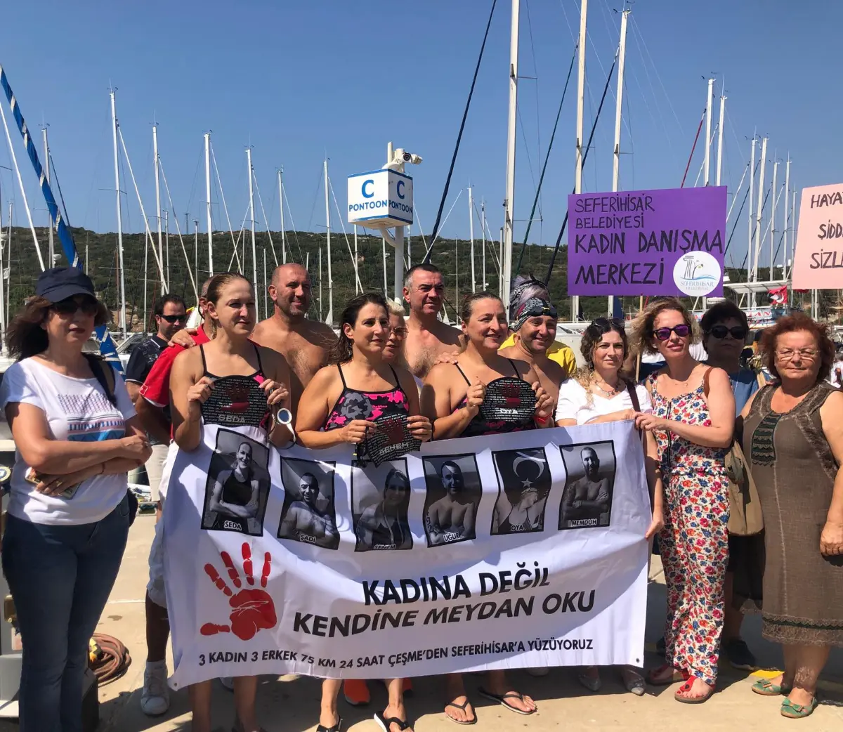 Erkek şiddetine dur demek için Çeşme’den Seferihisar’a kadar yüzdüler