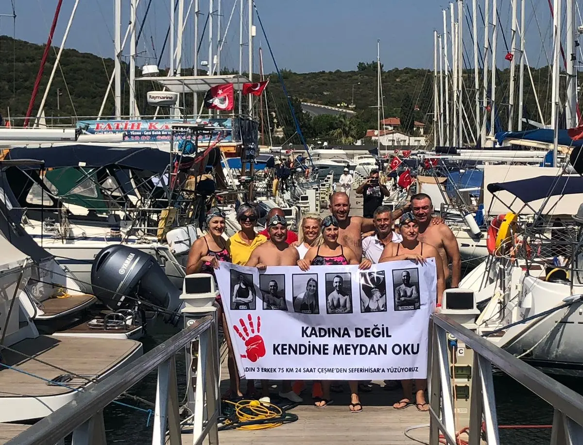 Erkek şiddetine dur demek için Çeşme’den Seferihisar’a kadar yüzdüler
