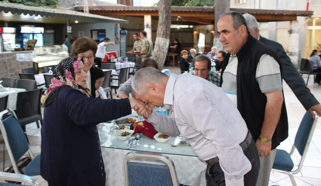 Kaymakam Resul Çelik, şehit ve gazi ailelerine iftar yemeği verdi.