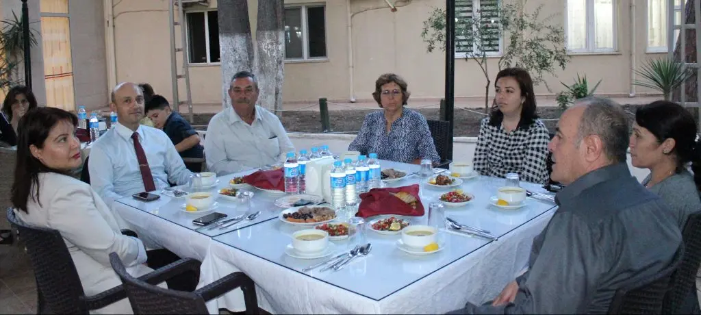 Kaymakam Resul Çelik, şehit ve gazi ailelerine iftar yemeği verdi.