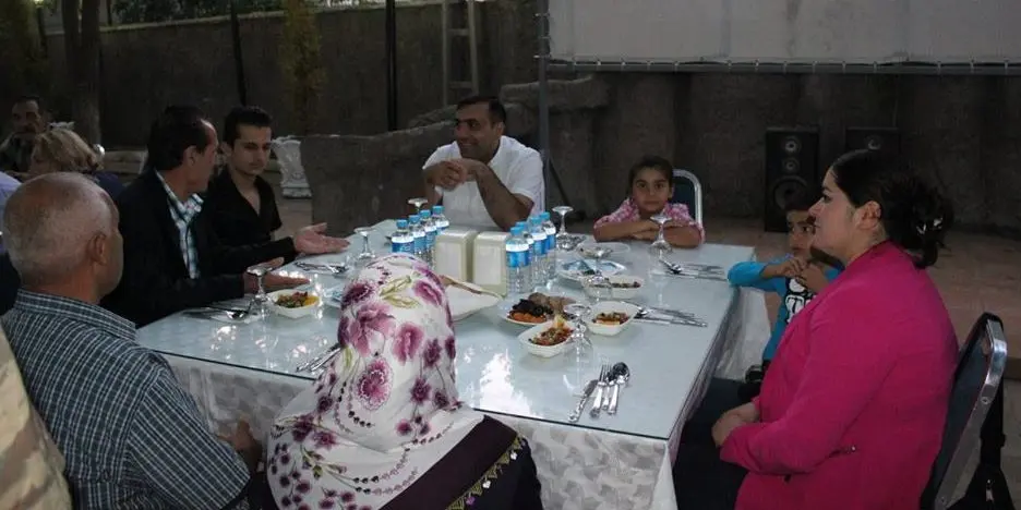 Kaymakam Resul Çelik, şehit ve gazi ailelerine iftar yemeği verdi.