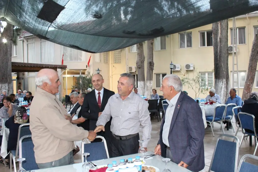Kaymakam Resul Çelik, şehit ve gazi ailelerine iftar yemeği verdi.