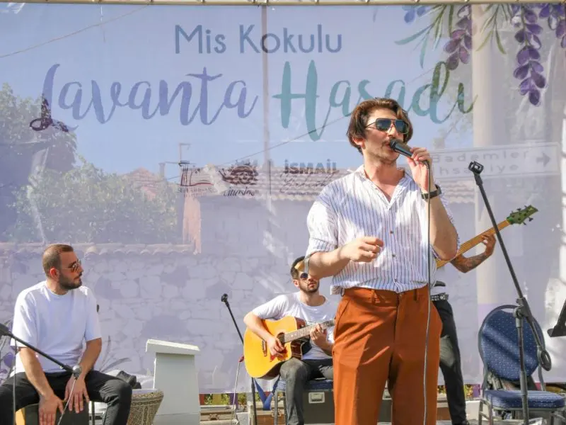 Lavanta hasadı şenlik havasında geçti