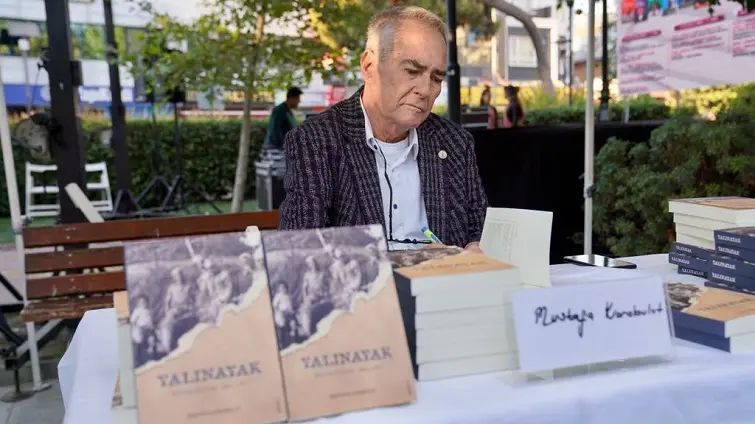Mustafa Karabulut kitabını imzaladı