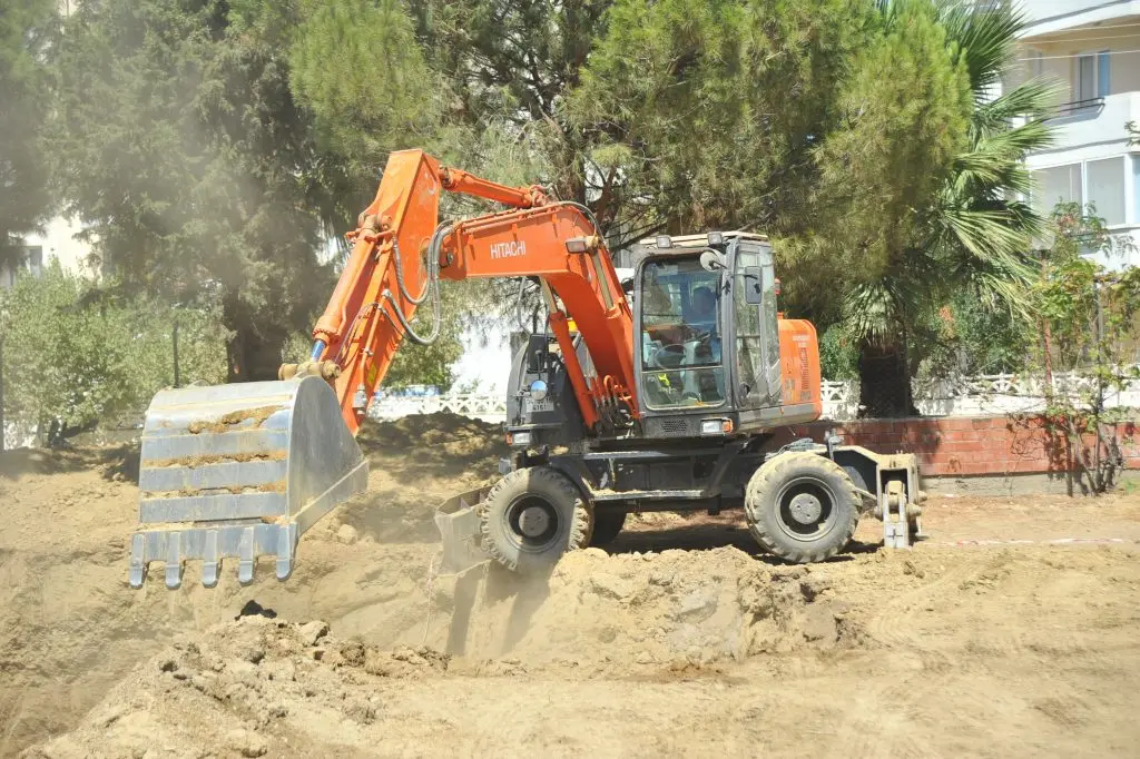 Necat Hepkon Seferihisar’a bir okul daha yapıyor ve yedinci kalbi tamamlıyor