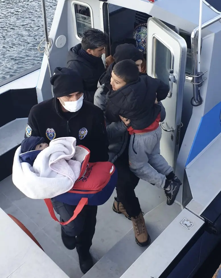 Ölüm kıyısındaki mültecileri Polis kurtardı