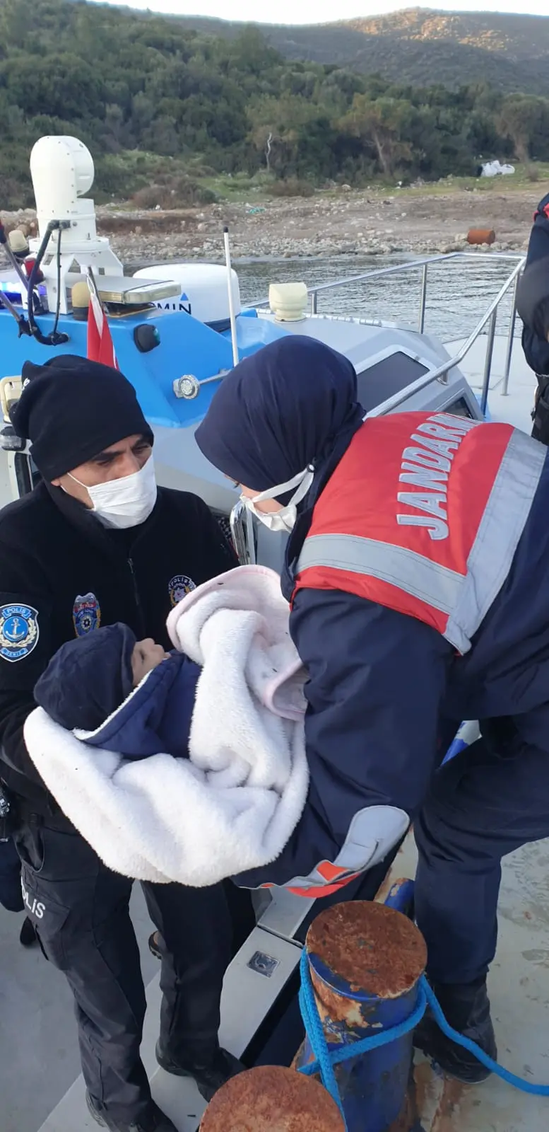 Ölüm kıyısındaki mültecileri Polis kurtardı