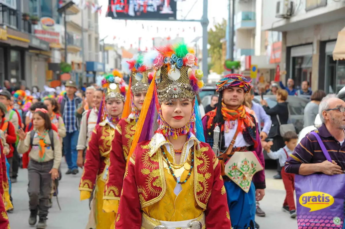 Onbinler Seferihisar’a aktı Turuncu Bayram kutlandı