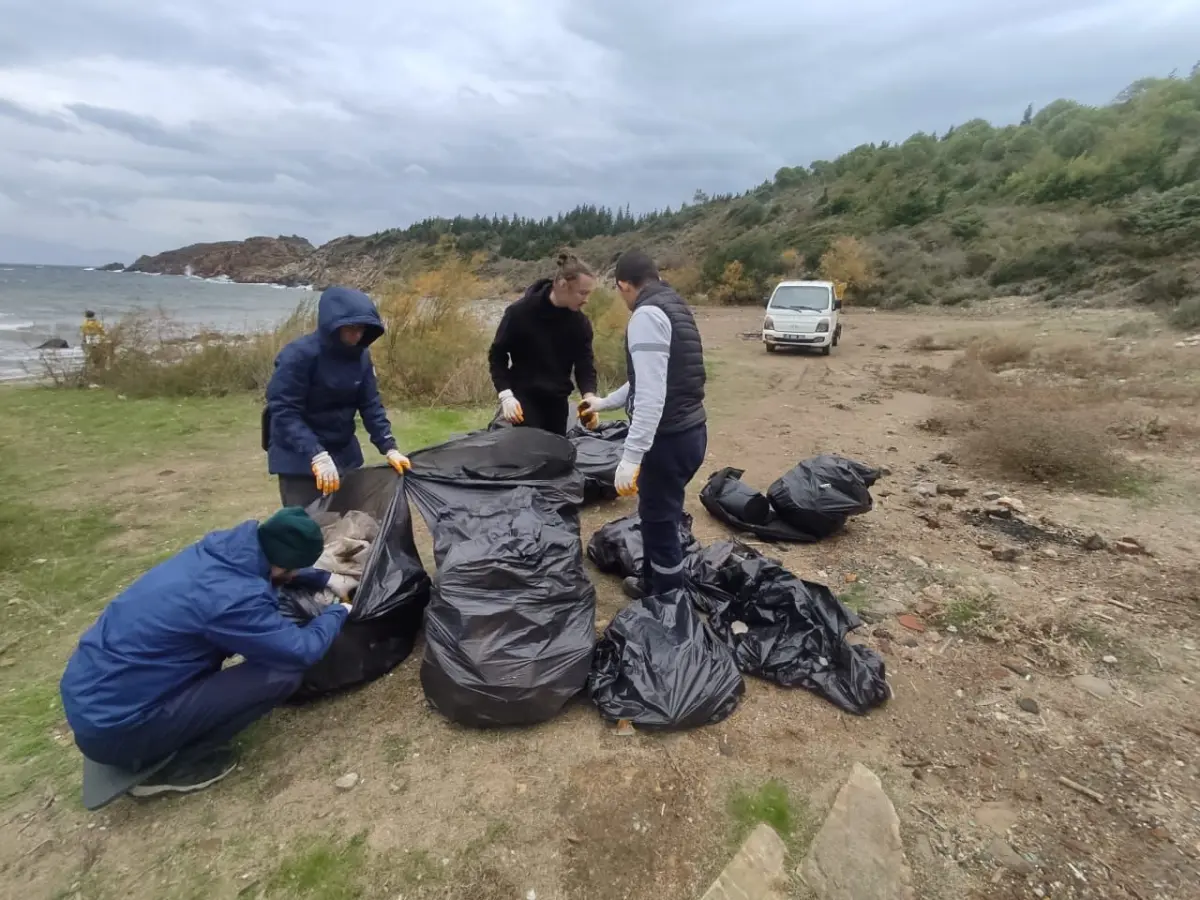 Rus gönüllüler Seferihisar’da temizliğe devam ediyor
