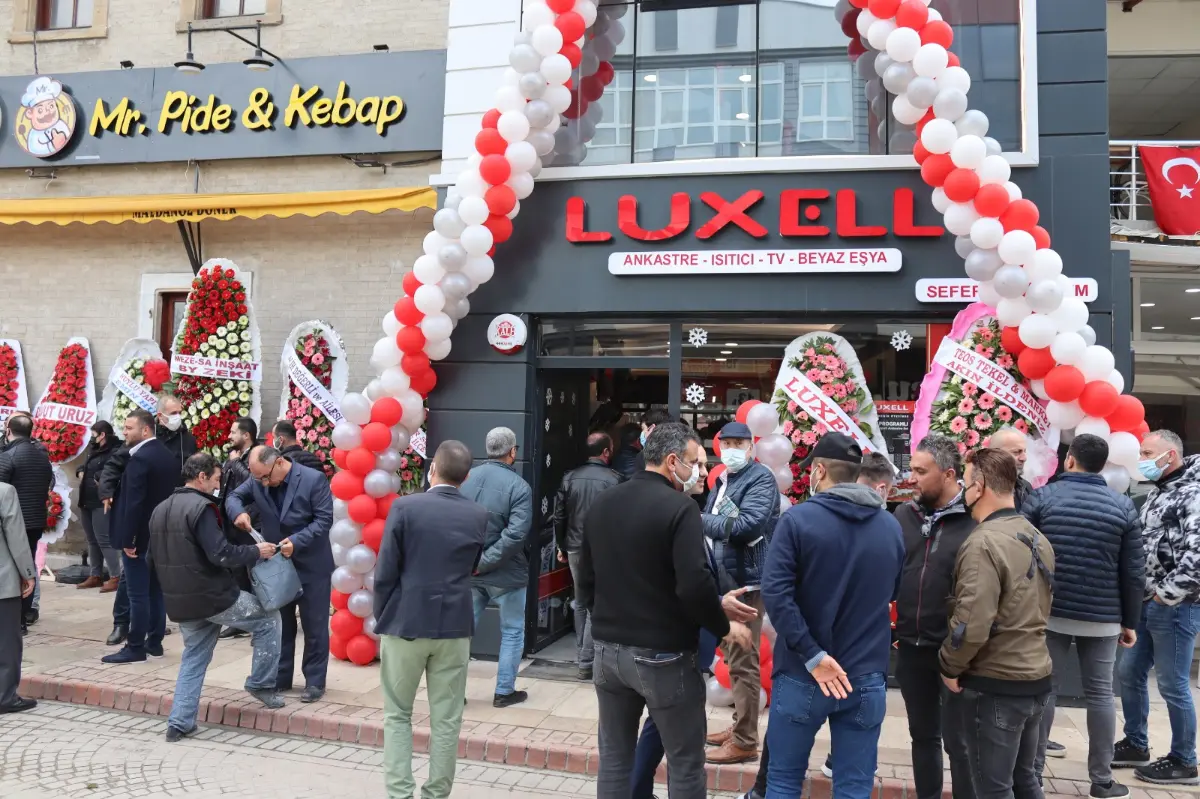 Seferihisar Atatürk Caddesi’nde Luxell açıldı