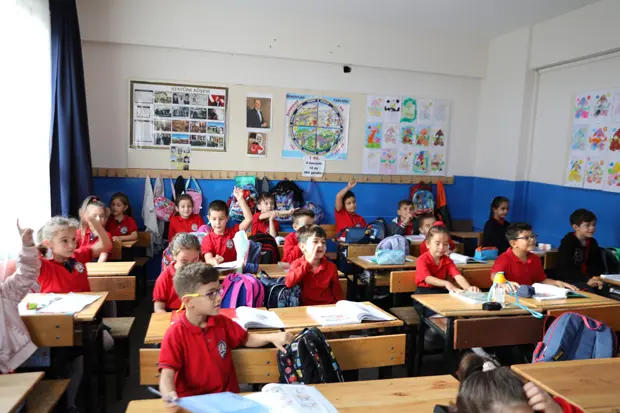 Seferihisar Belediyesi’nden çocuklara kırtasiye desteği