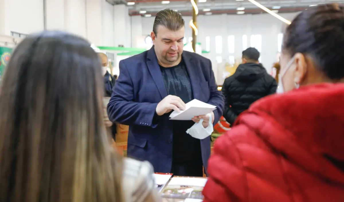 Seferihisar Belediyesi’nden genç çiftçilere destek