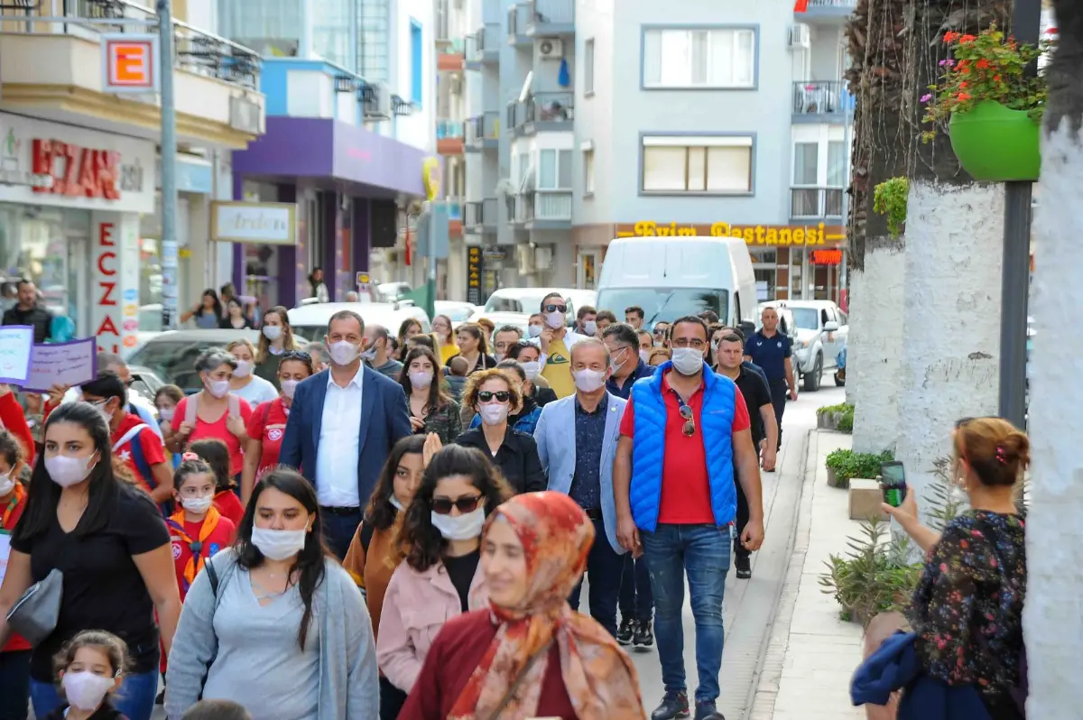 Seferihisar Çocuk Belediyesi’nden Lösev için farkındalık yürüyüşü