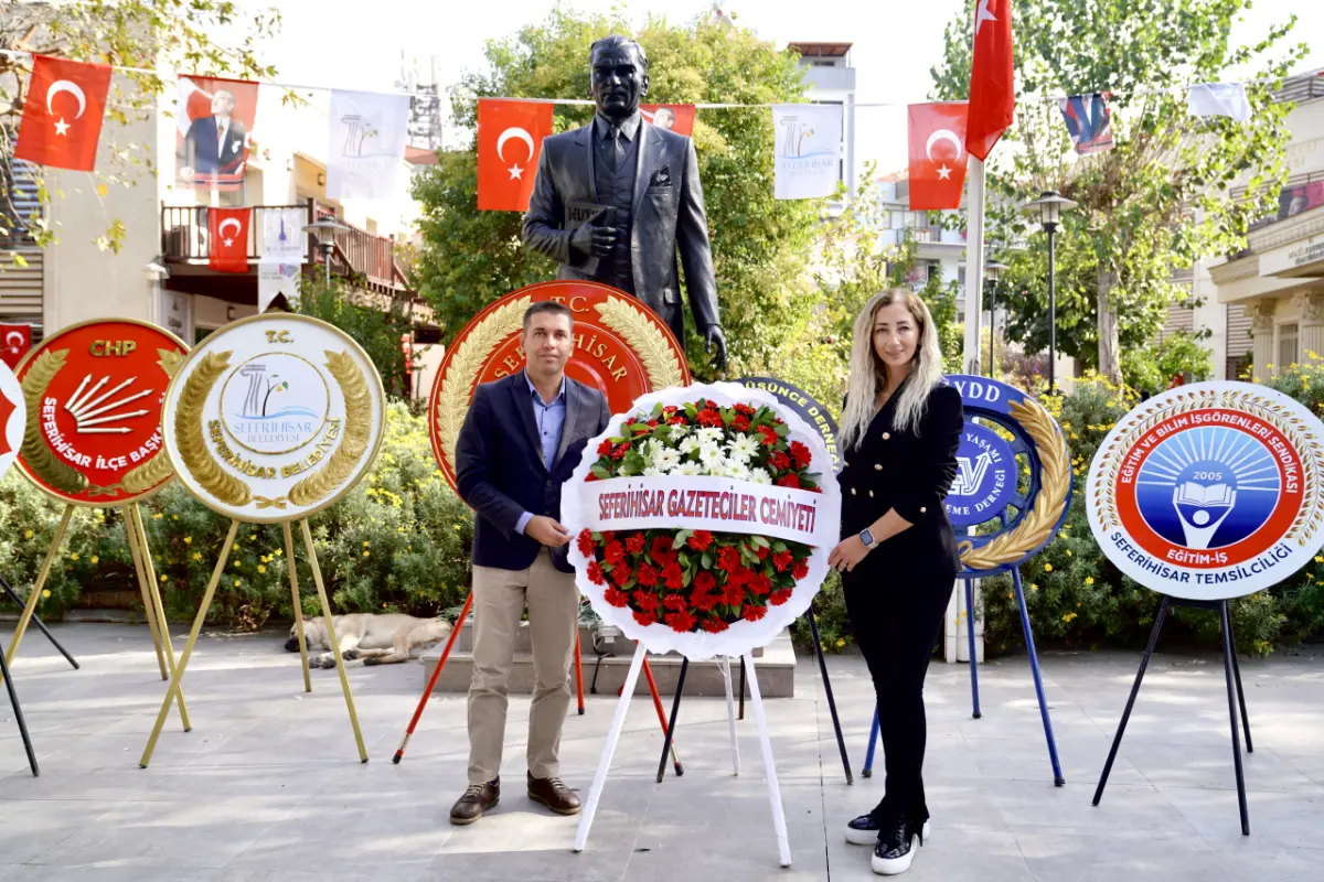 Seferihisar Gazeteciler Cemiyeti, 10 Kasım çelengini sundu
