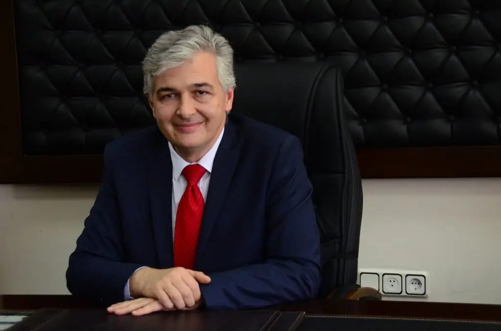 Kırmızı elbise gündem yarattı