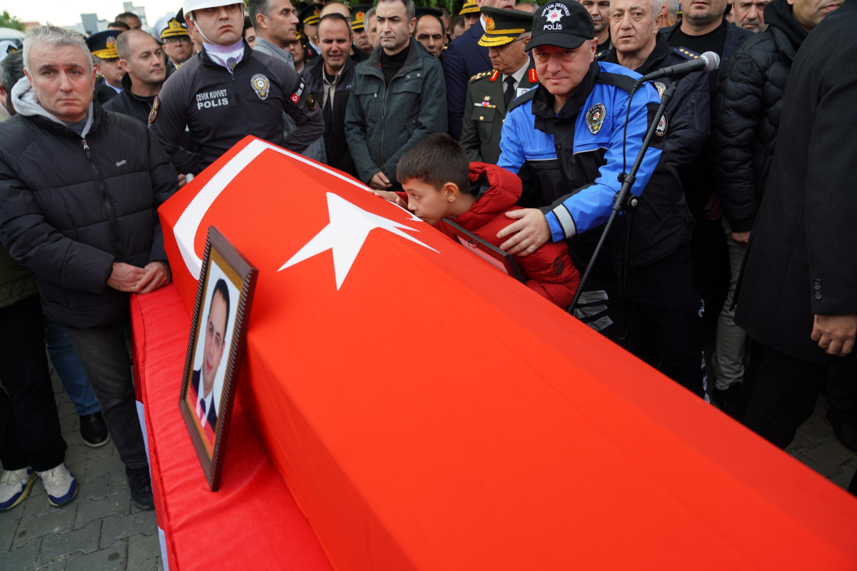 Seferihisar Şehidini bağrına bastı