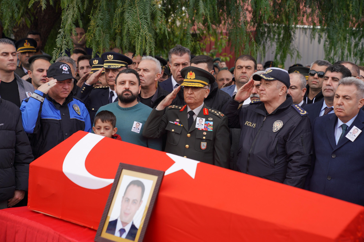 Seferihisar Şehidini bağrına bastı