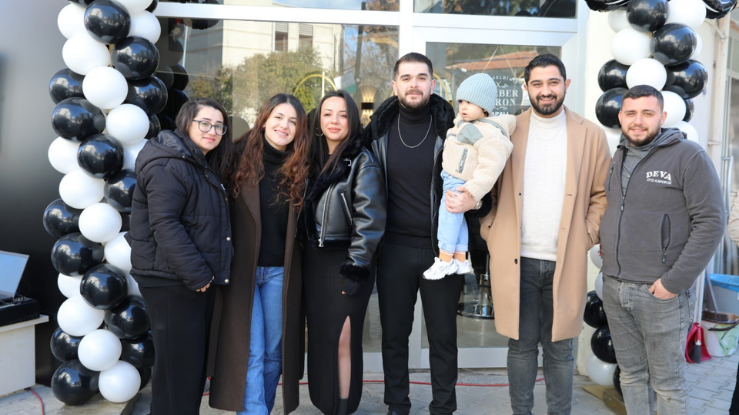 Seferihisar’a yeni berber: Baron açıldı
