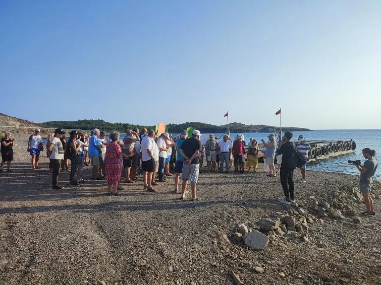 Seferihisar’da balık şirketi tarafından konulan iskeleye karşı yürüyüş