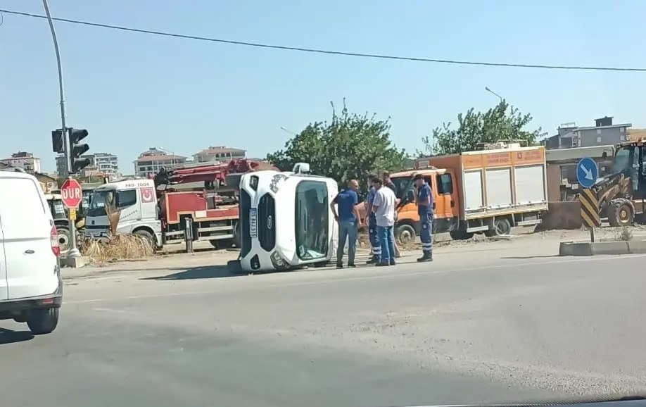 Seferihisar’da bozulan trafik ışıkları kazaya neden oldu: Araçlar birbirine girdi
