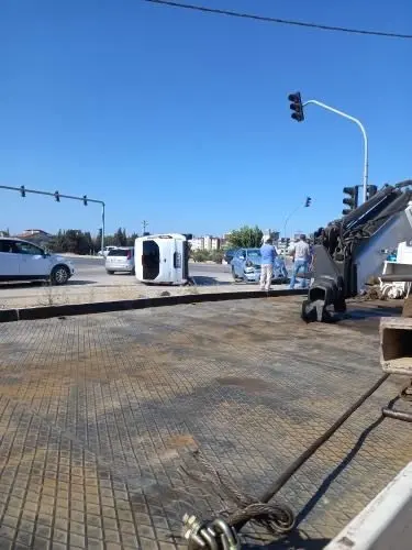Seferihisar’da bozulan trafik ışıkları kazaya neden oldu: Araçlar birbirine girdi