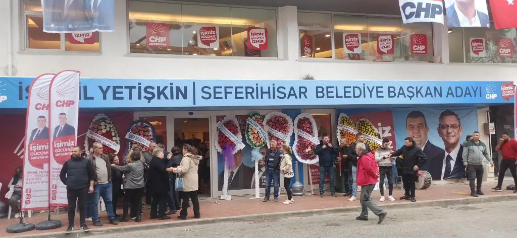 Seferihisar’da Cemil Tugay rüzgarı! CHP seçim ofisi açıldı