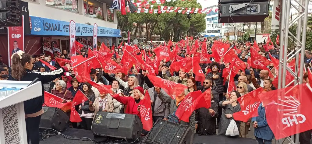 Seferihisar’da Cemil Tugay rüzgarı! CHP seçim ofisi açıldı