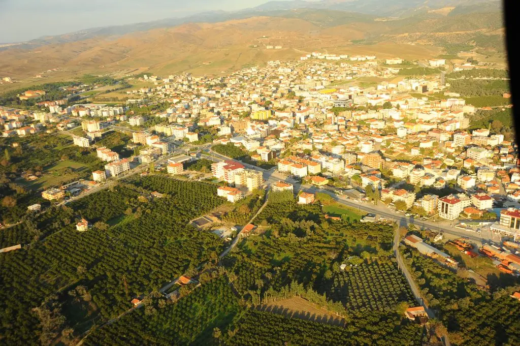 Seferihisar’da çirkin yapılaşmaya inşaat ruhsatı ve oturma izni yok!